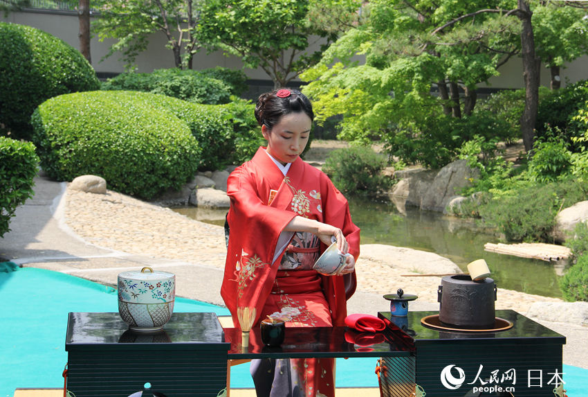 在中國(guó)日本大使館の「春の交流會(huì)」　企業(yè)や地方自治體の特産品並ぶ