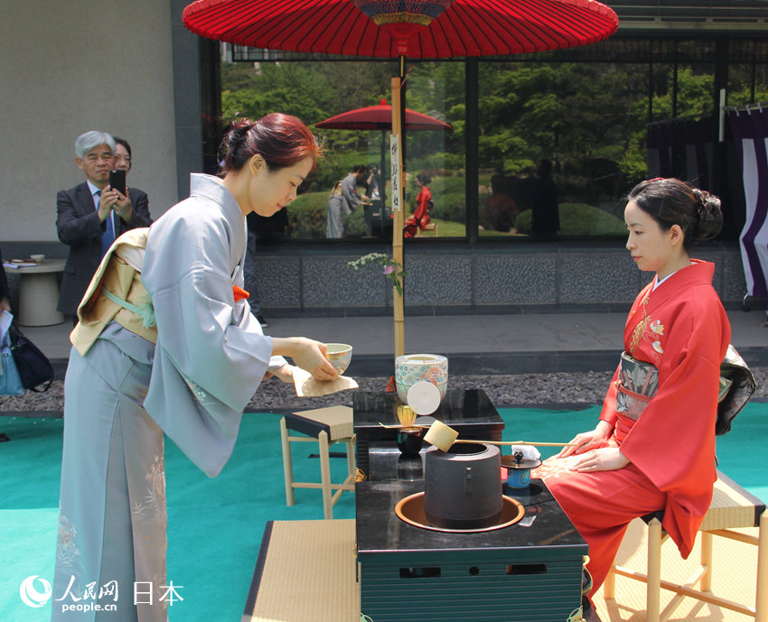 在中國(guó)日本大使館の「春の交流會(huì)」　企業(yè)や地方自治體の特産品並ぶ