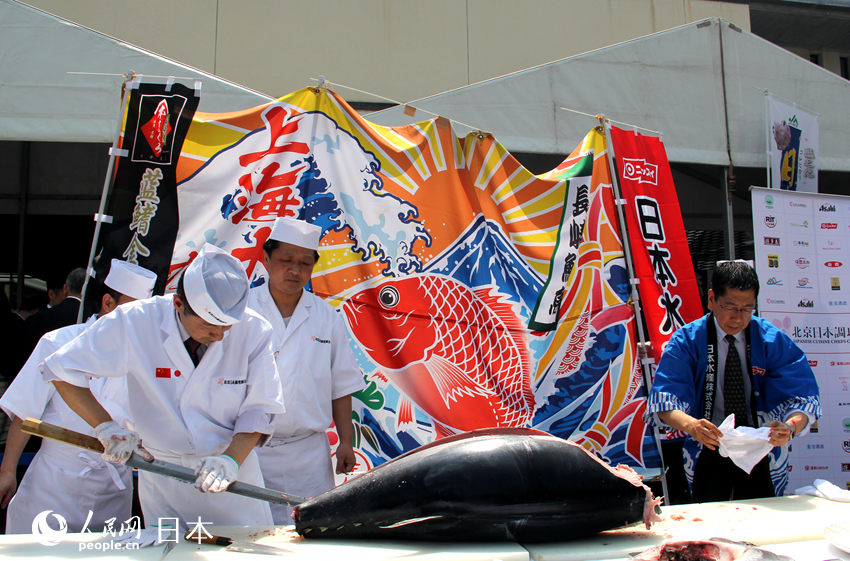 在中國日本大使館の「春の交流會」　企業(yè)や地方自治體の特産品並ぶ