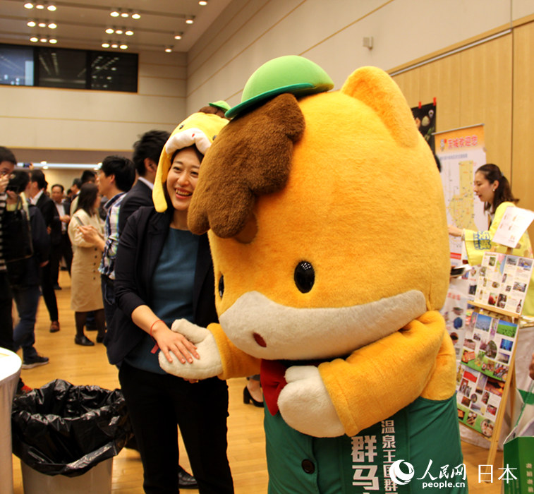 在中國(guó)日本大使館の「春の交流會(huì)」　企業(yè)や地方自治體の特産品並ぶ