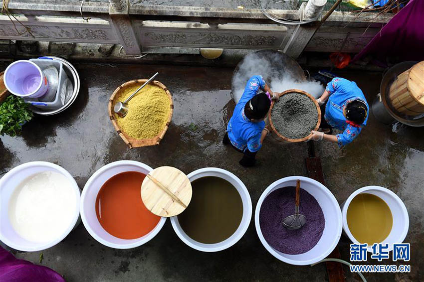 ミャオ族女性たちによる愛(ài)情を込めた姉妹飯　貴州省