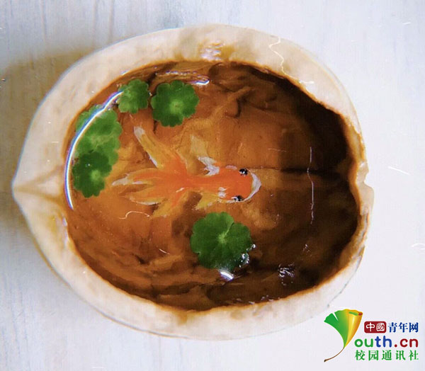 本物ソックリ？ナッツ類(lèi)の殻に絵を描く女子大生