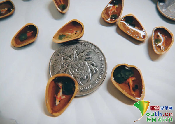 本物ソックリ？ナッツ類(lèi)の殻に絵を描く女子大生