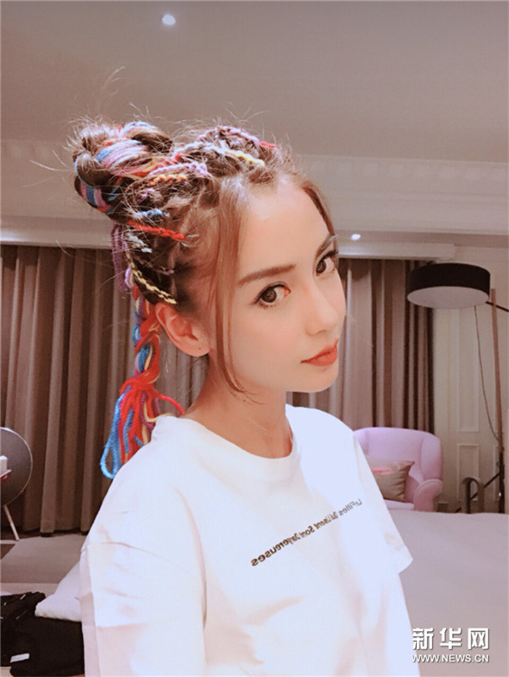 アンジェラベイビー、カラフルな糸編み込みヘアスタイルを披露