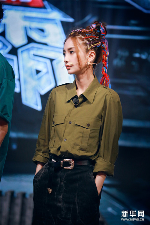 アンジェラベイビー、カラフルな糸編み込みヘアスタイルを披露