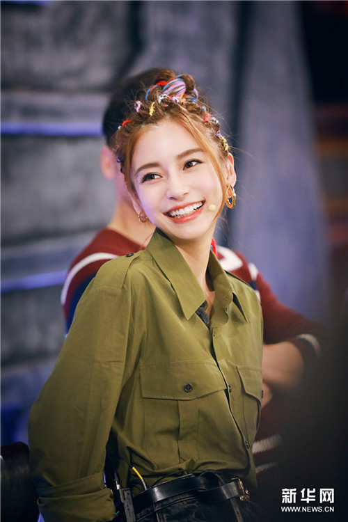 アンジェラベイビー、カラフルな糸編み込みヘアスタイルを披露