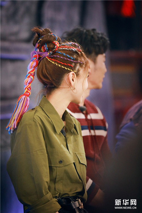 アンジェラベイビー、カラフルな糸編み込みヘアスタイルを披露