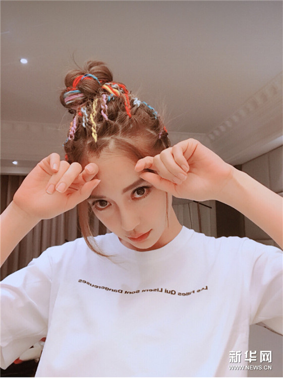 アンジェラベイビー、カラフルな糸編み込みヘアスタイルを披露