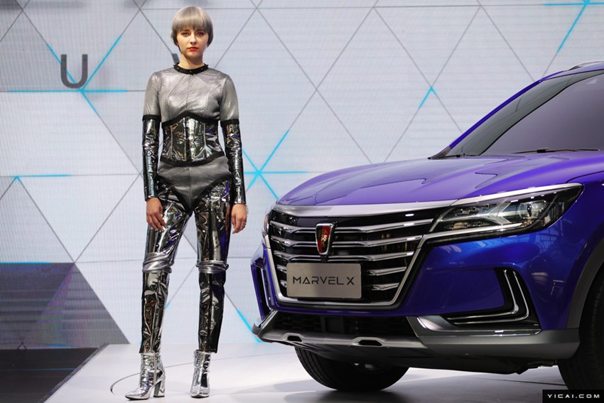 2018北京モーターショーの各ブースに「カスタマーサービス」係登場