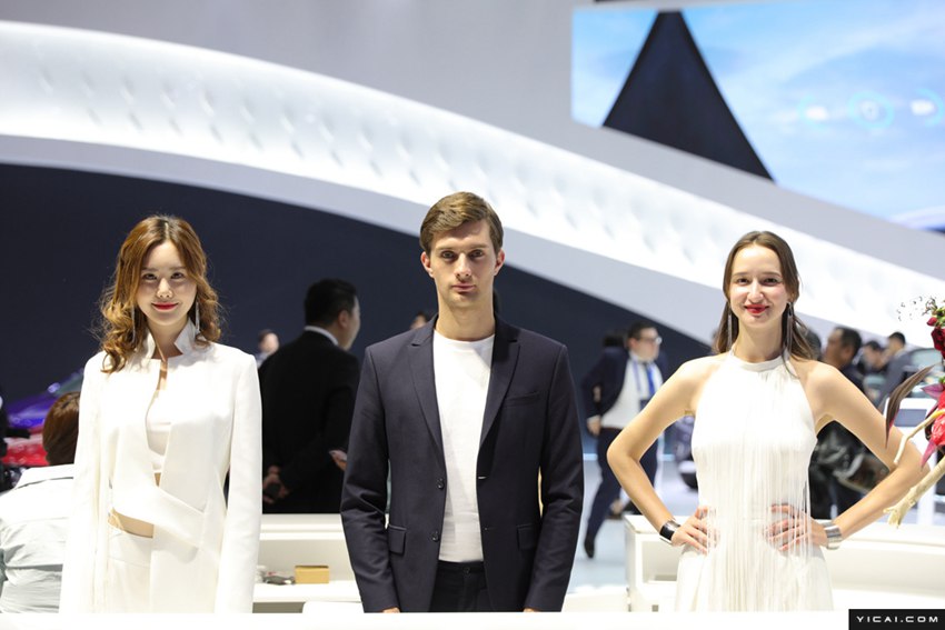 2018北京モーターショーの各ブースに「カスタマーサービス」係登場