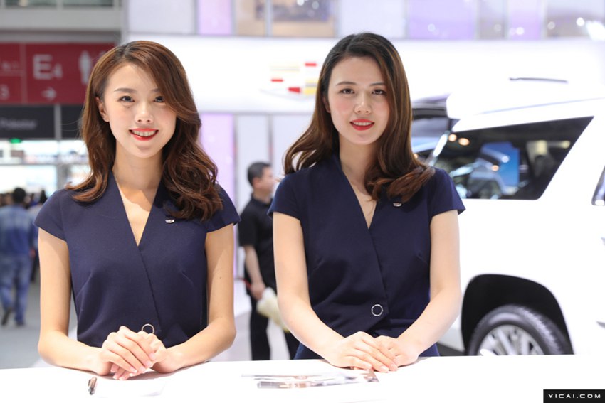 2018北京モーターショーの各ブースに「カスタマーサービス」係登場