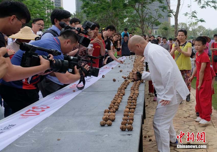広東の武術家が1分間にクルミ337個を素手で割るパフォーマンス