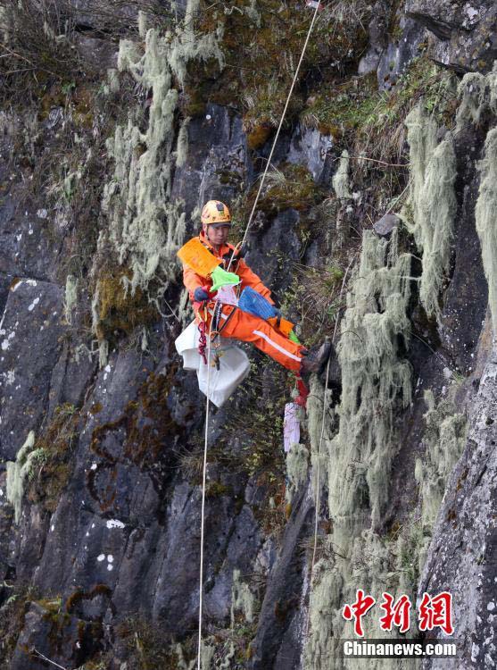 「メーデー」連休最終日、峨眉山のゴミを拾う作業(yè)員たち　四川省