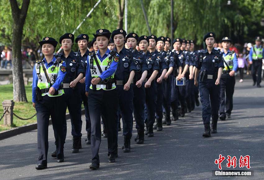 浙江省西湖景勝地の観光客數(shù)がピークに　女子パトロール隊も風景の一部に