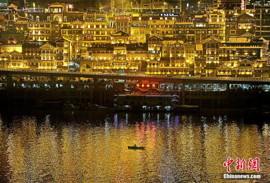 「千と千尋」の湯屋にそっくりの重慶洪崖洞、メーデー連休に観光客が殺到