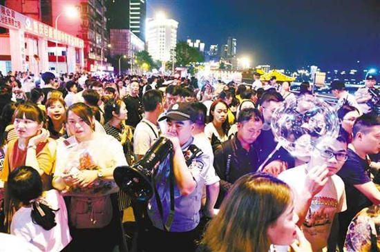 「千と千尋」の湯屋にそっくりの重慶洪崖洞、メーデー連休に観光客が殺到