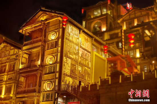 「千と千尋」の湯屋にそっくりの重慶洪崖洞、メーデー連休に観光客が殺到