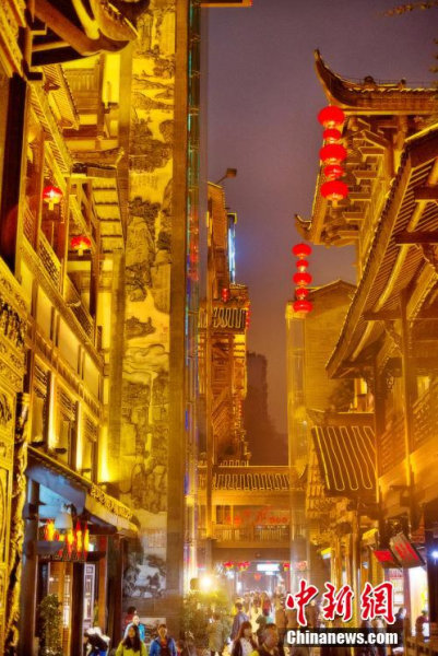 「千と千尋」の湯屋にそっくりの重慶洪崖洞、メーデー連休に観光客が殺到