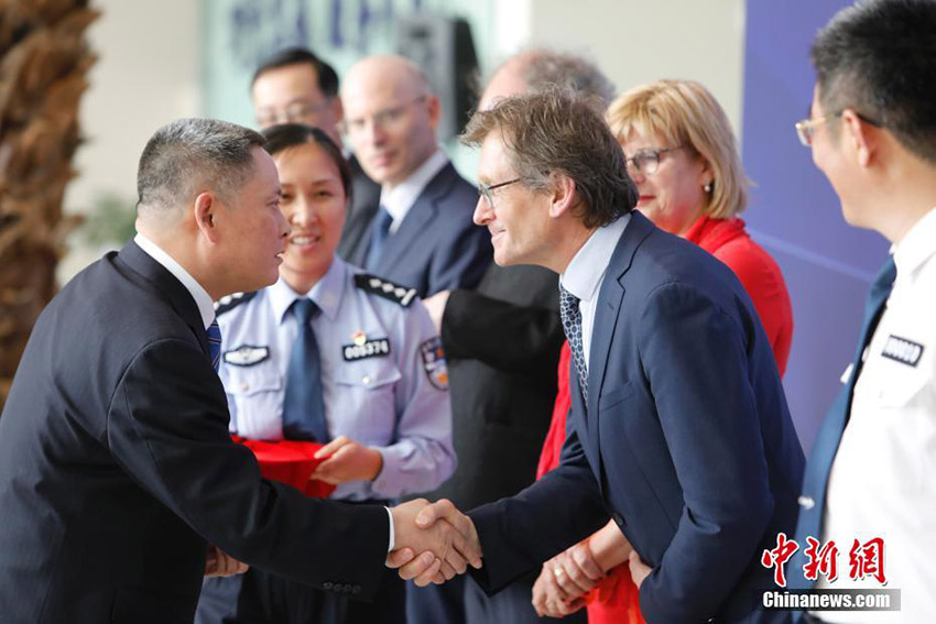 ノーベル賞受賞者含む外國(guó)人7人が上海で永久居留証取得