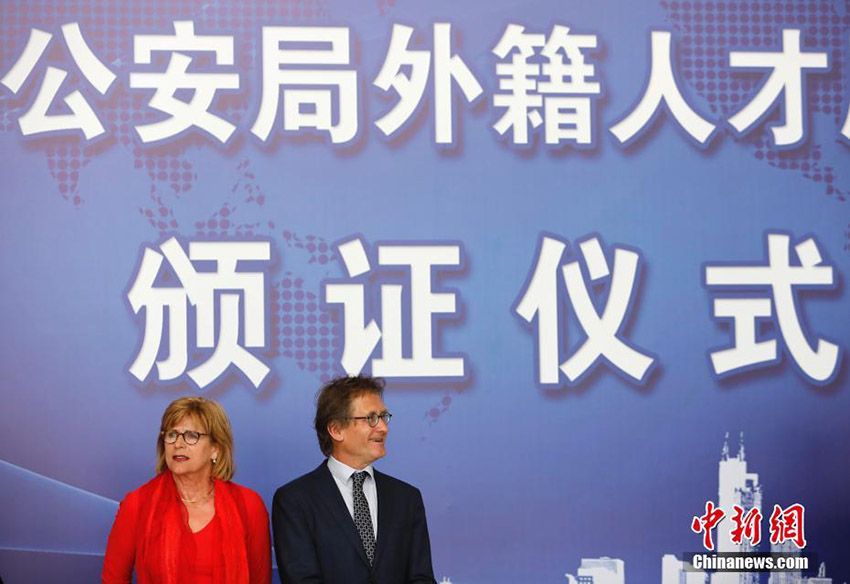 ノーベル賞受賞者含む外國人7人が上海で永久居留証取得