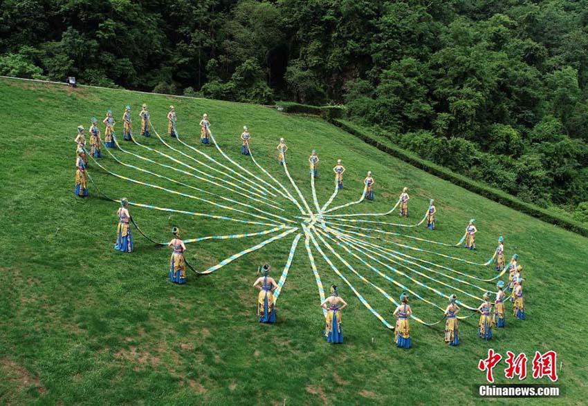 張家界市武陵源で見(jiàn)事なショーを披露するミャオ族の女性たち　湖南省