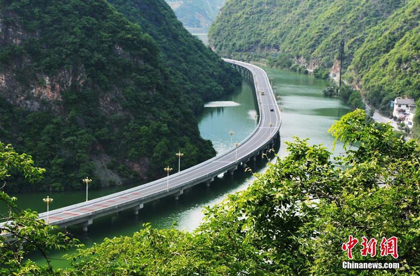 暗闇に鮮やかに輝く道　湖北省興山県のシンボル「三峽水上道路」