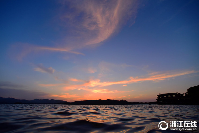 日沒後の西湖に夕焼け雲(yún)の絶景広がる 浙江省
