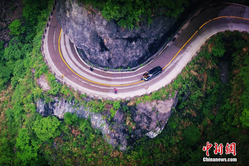 湖南省天門山の険しい山道をわずか18分で走破したスケートボード選手