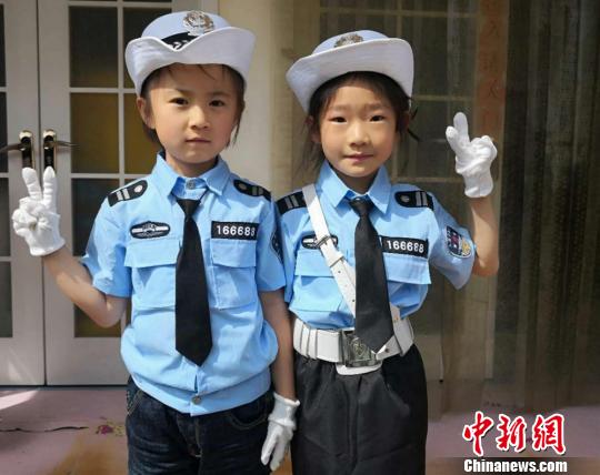 甘粛省白銀市に「子供交通警察官」登場！交通整備を體験