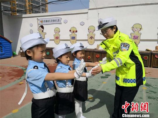 甘粛省白銀市に「子供交通警察官」登場(chǎng)！交通整備を體験