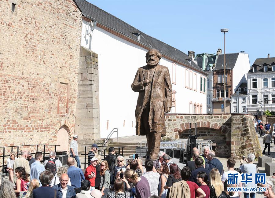 中國寄贈のマルクス像がドイツで除幕