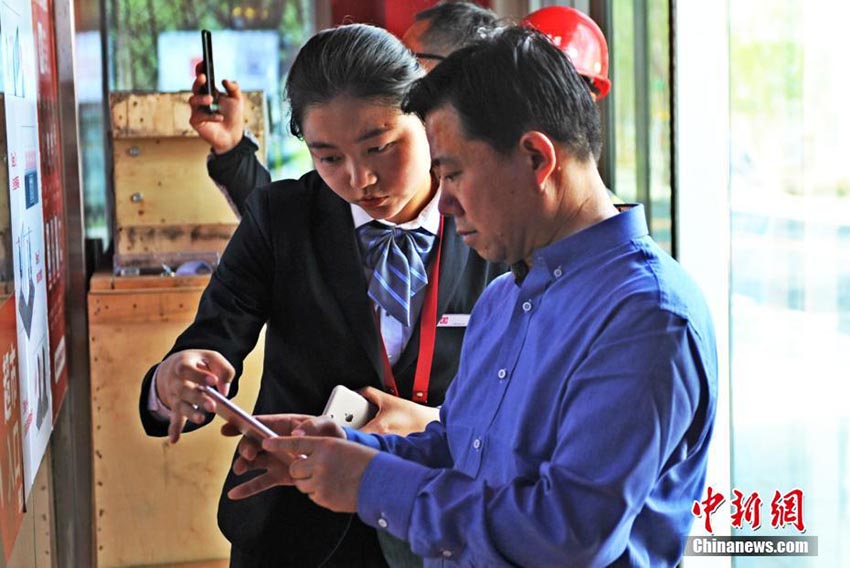 河北省雄安新區(qū)に無人スーパーが初登場　ハイテクを體験する住民たち