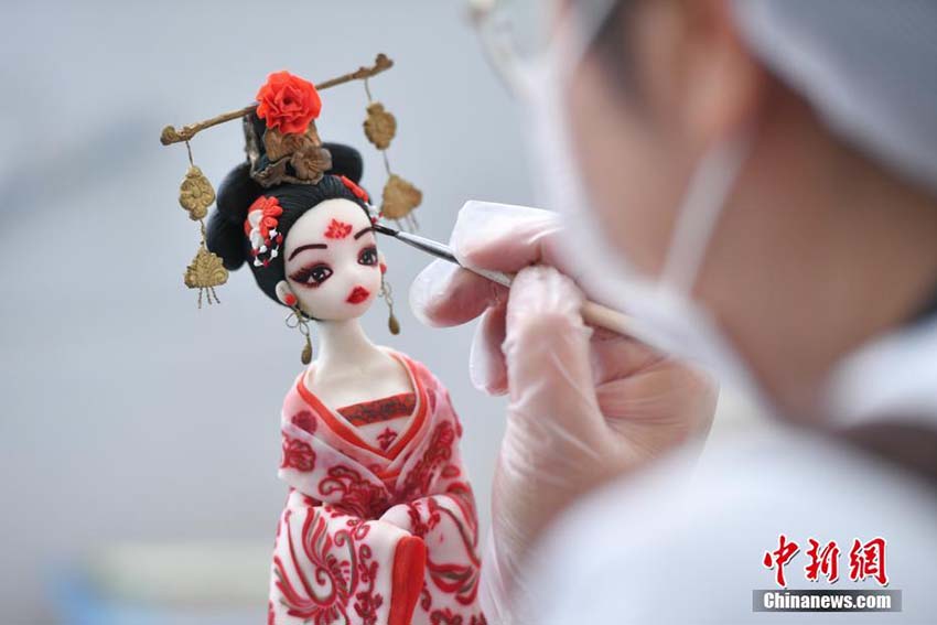 本物ソックリで食べられない？ネットで人気のケーキショップ 　雲(yún)南省