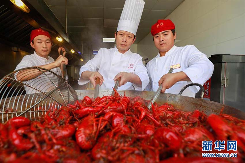 江蘇省のザリガニの里、出荷に向けて作業(yè)に勤しむ