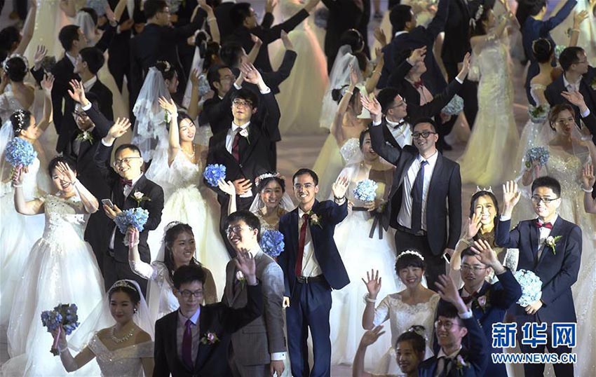 浙江大學(xué)で合同結(jié)婚式　教員や友人の前で永遠(yuǎn)の愛誓う