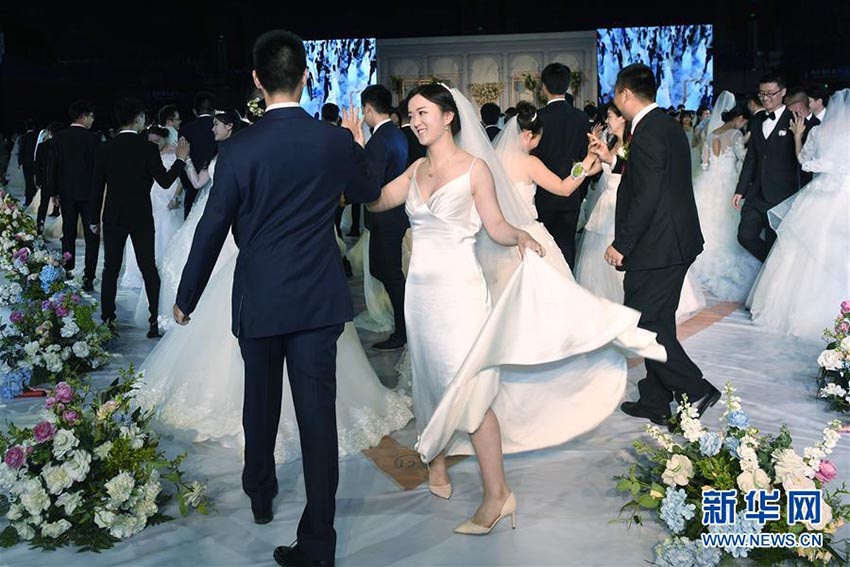 浙江大學で合同結婚式　教員や友人の前で永遠の愛誓う