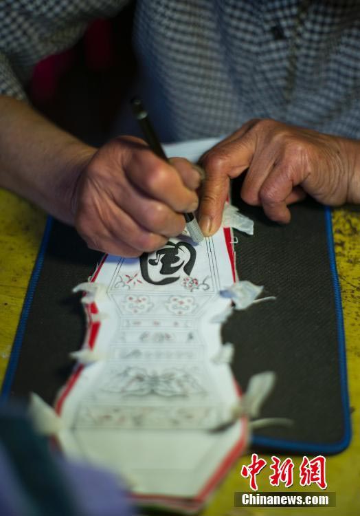 中國(guó)の無(wú)形文化遺産　浙江省仙居県の刺繍入り骨なし燈籠工蕓