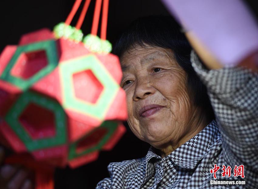 中國の無形文化遺産　浙江省仙居県の刺繍入り骨なし燈籠工蕓