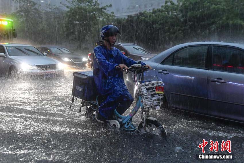 豪雨に見(jiàn)舞われた広東省、各地で暴風(fēng)雨警報(bào)発令