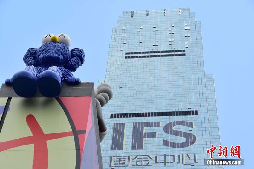 巨大銅製オブジェが長沙市のショッピングモールの屋上に登場　湖南省