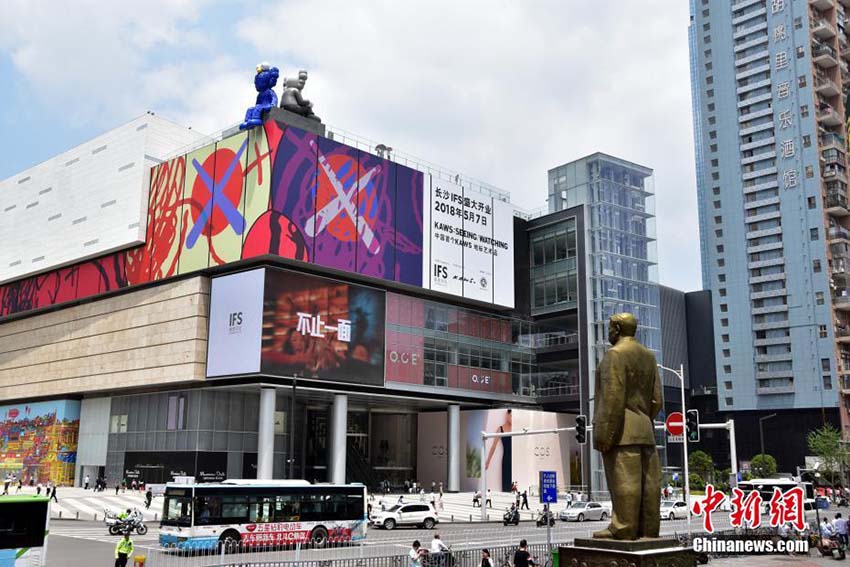 巨大銅製オブジェが長沙市のショッピングモールの屋上に登場　湖南省