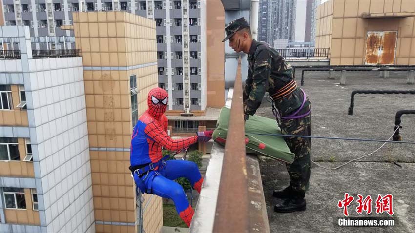 教官らが「スパイダーマン」に扮し、高層階からの緊急退避方法を?qū)g演