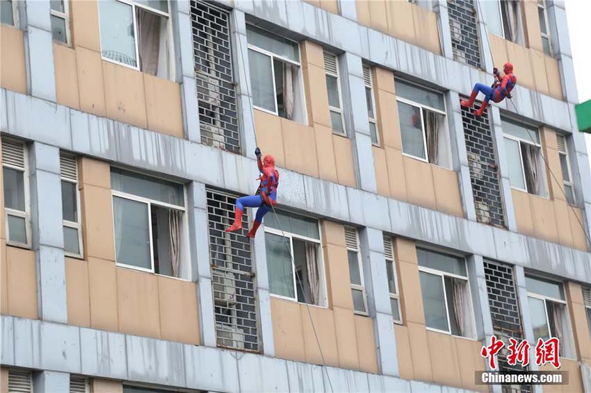 教官らが「スパイダーマン」に扮し、高層階からの緊急退避方法を?qū)g演