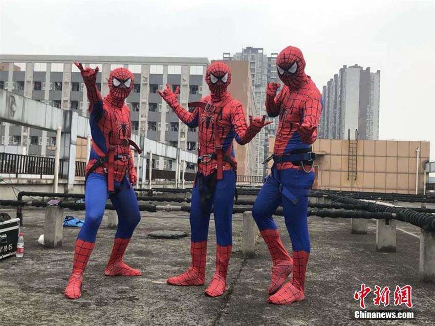 教官らが「スパイダーマン」に扮し、高層階からの緊急退避方法を?qū)g演