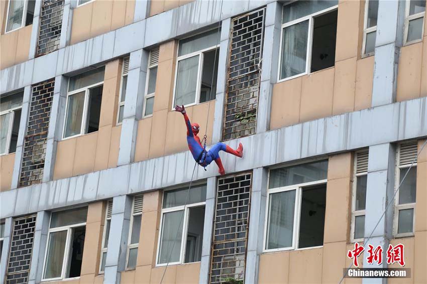 教官らが「スパイダーマン」に扮し、高層階からの緊急退避方法を?qū)g演