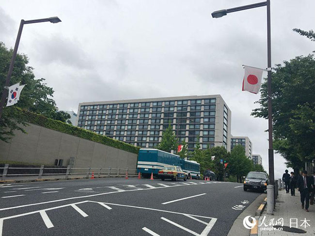 李克強(qiáng)総理が中日韓サミットに出席　霞ヶ関周辺には中日韓の國(guó)旗並ぶ