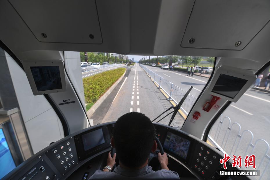 世界初のスマートレール電車が湖南省で試験運(yùn)行を開(kāi)始