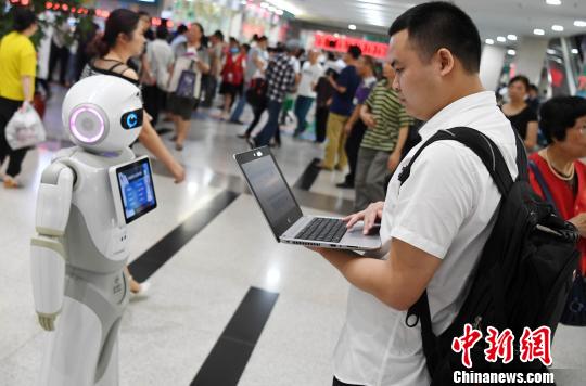 福建省初の病院案內ロボット「小醫(yī)」が福州市に登場