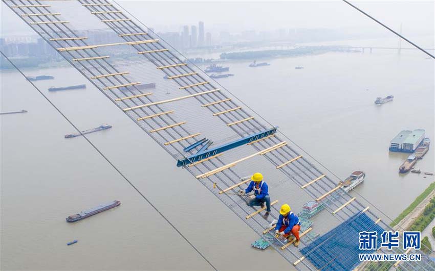 「雲(yún)の上の労働者」　武漢市の楊泗港長江大橋で働く人々