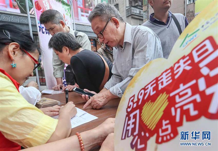 湖南省衡陽市でQRコード付きリストバンドを高齢者に無料配布